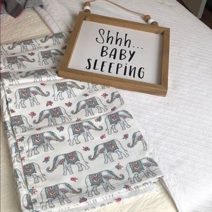 Shhh baby sleeping sign 10”x10” and flannel blkt